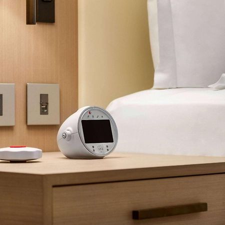 Ramada By Wyndham Riyadh King Fahd Road Eksteriør billede A bedside alarm