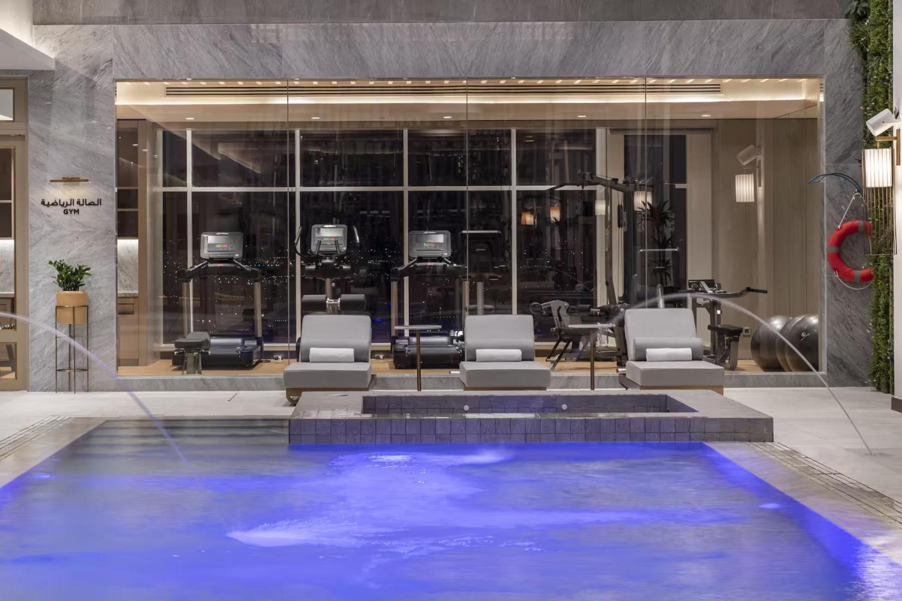 Ramada By Wyndham Riyadh King Fahd Road Eksteriør billede The pool at the hotel