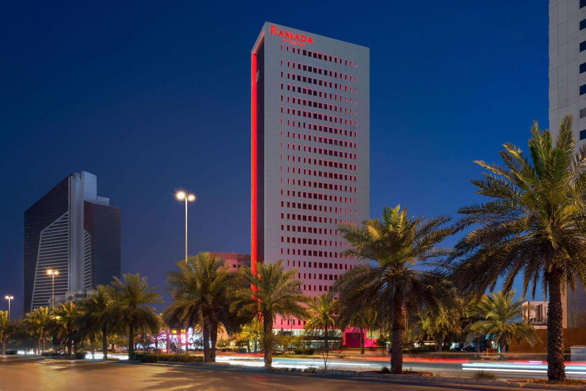 Ramada By Wyndham Riyadh King Fahd Road Eksteriør billede The hotel at night