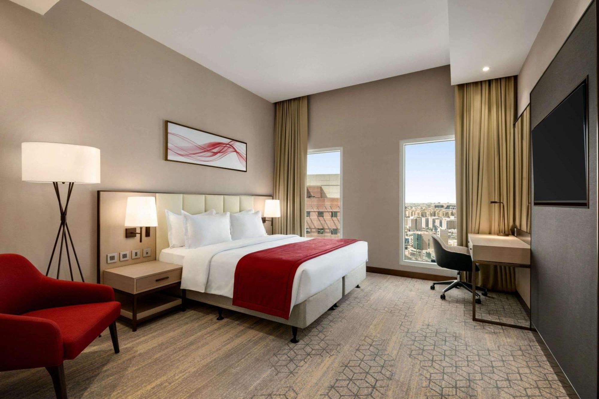 Ramada By Wyndham Riyadh King Fahd Road Eksteriør billede A guest room at the Hilton Garden Inn, London Heathrow