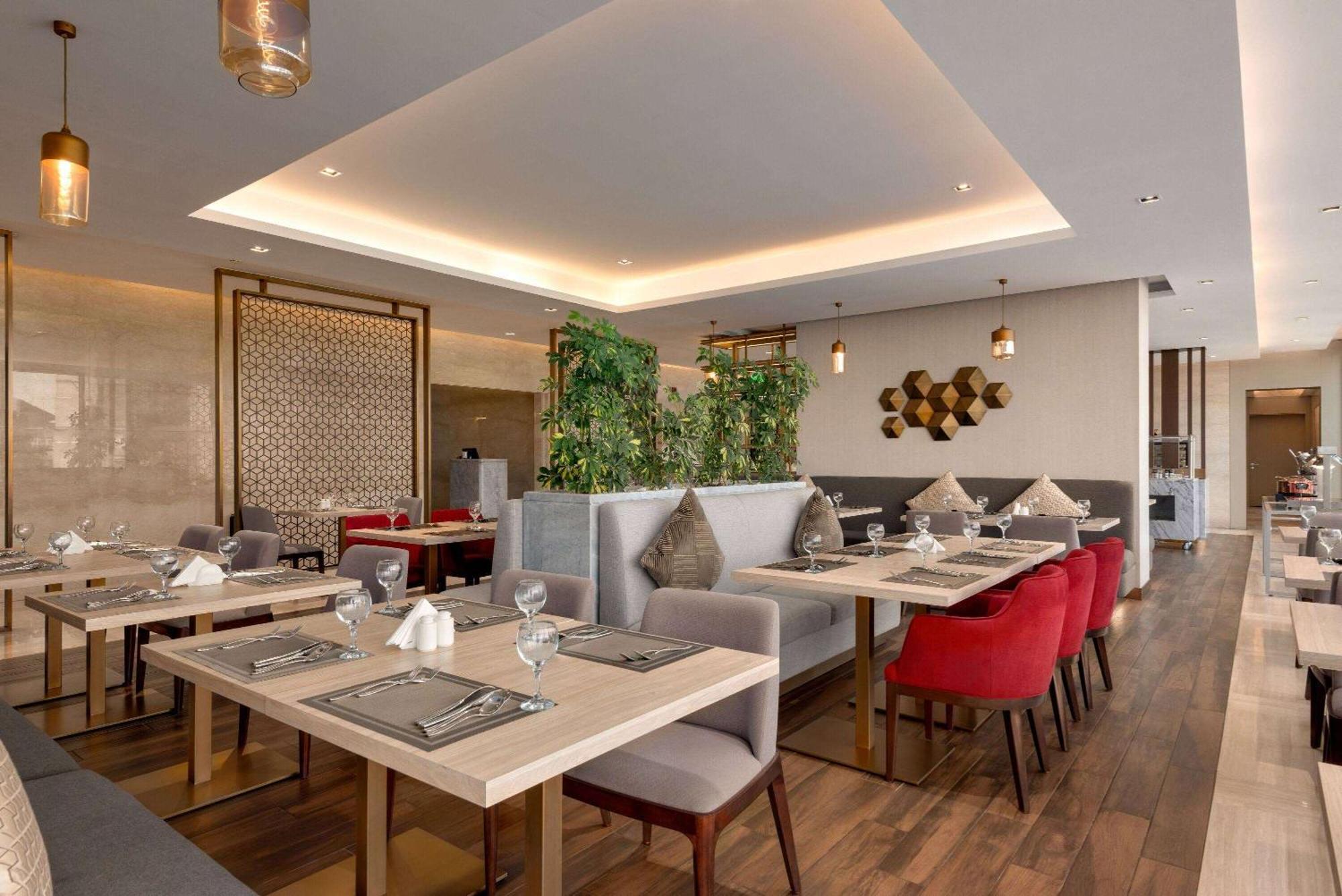 Ramada By Wyndham Riyadh King Fahd Road Eksteriør billede The restaurant