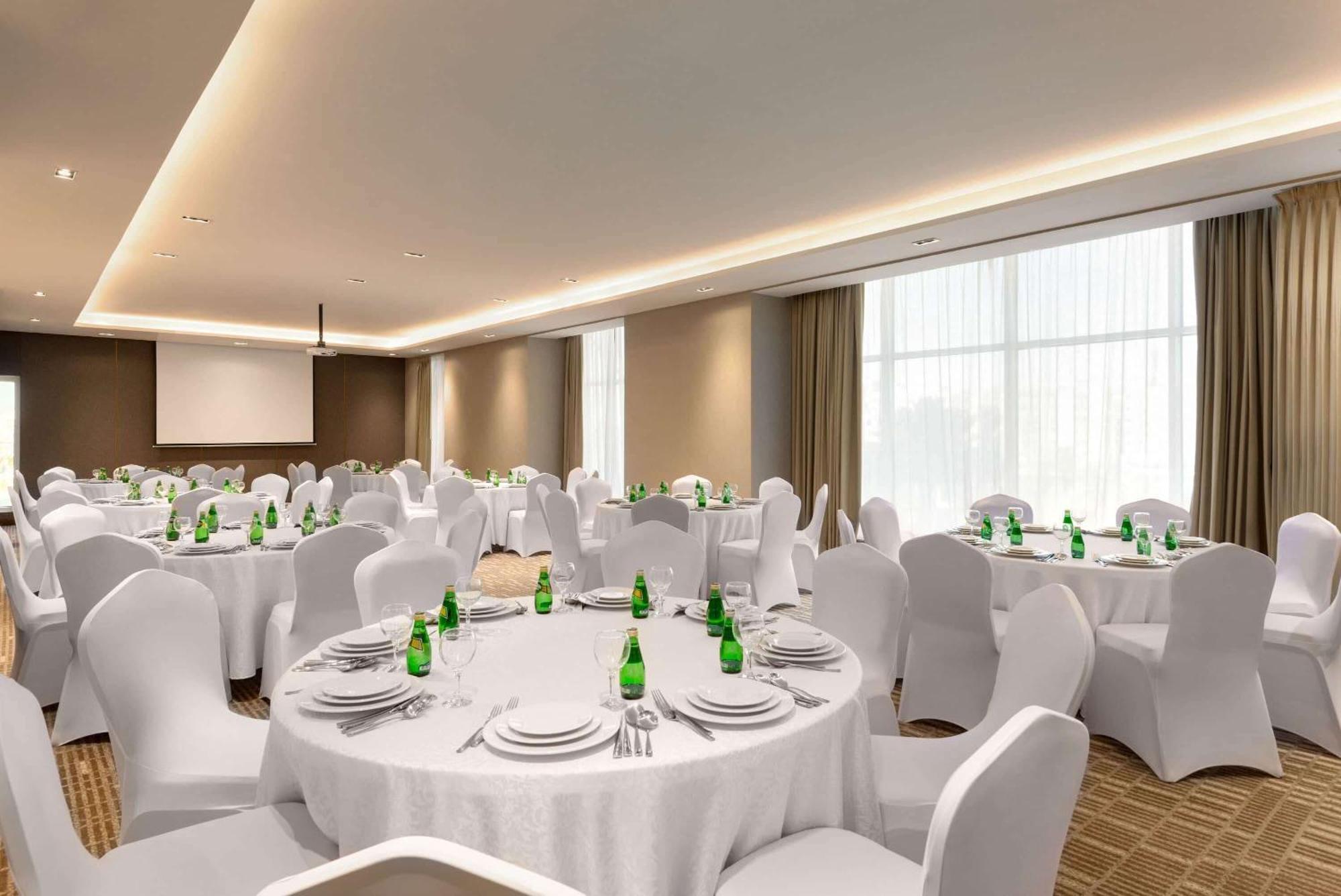 Ramada By Wyndham Riyadh King Fahd Road Eksteriør billede A typical banquet hall