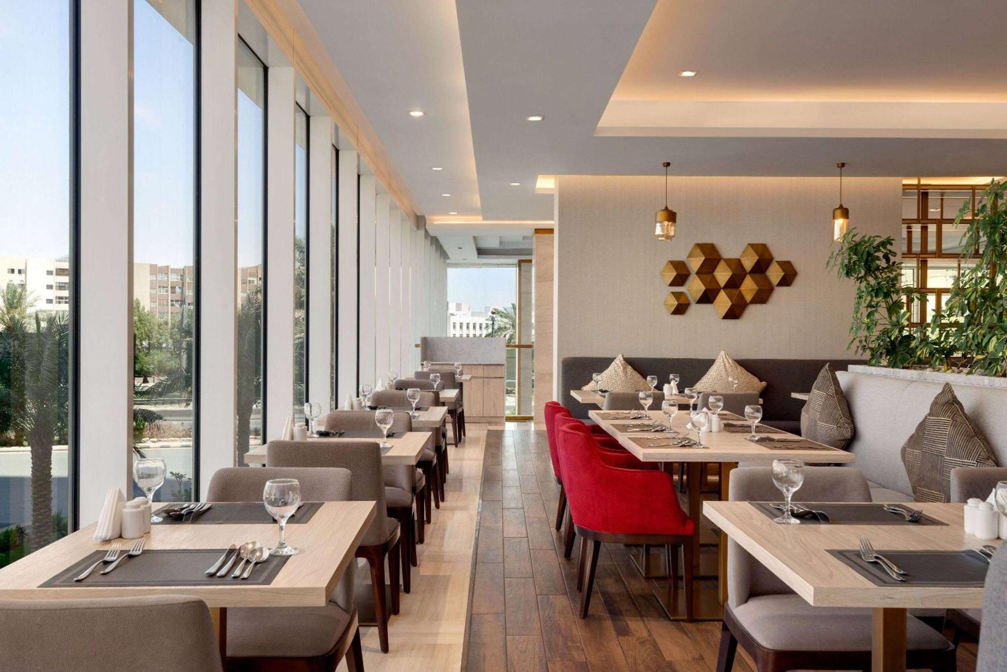 Ramada By Wyndham Riyadh King Fahd Road Eksteriør billede The restaurant