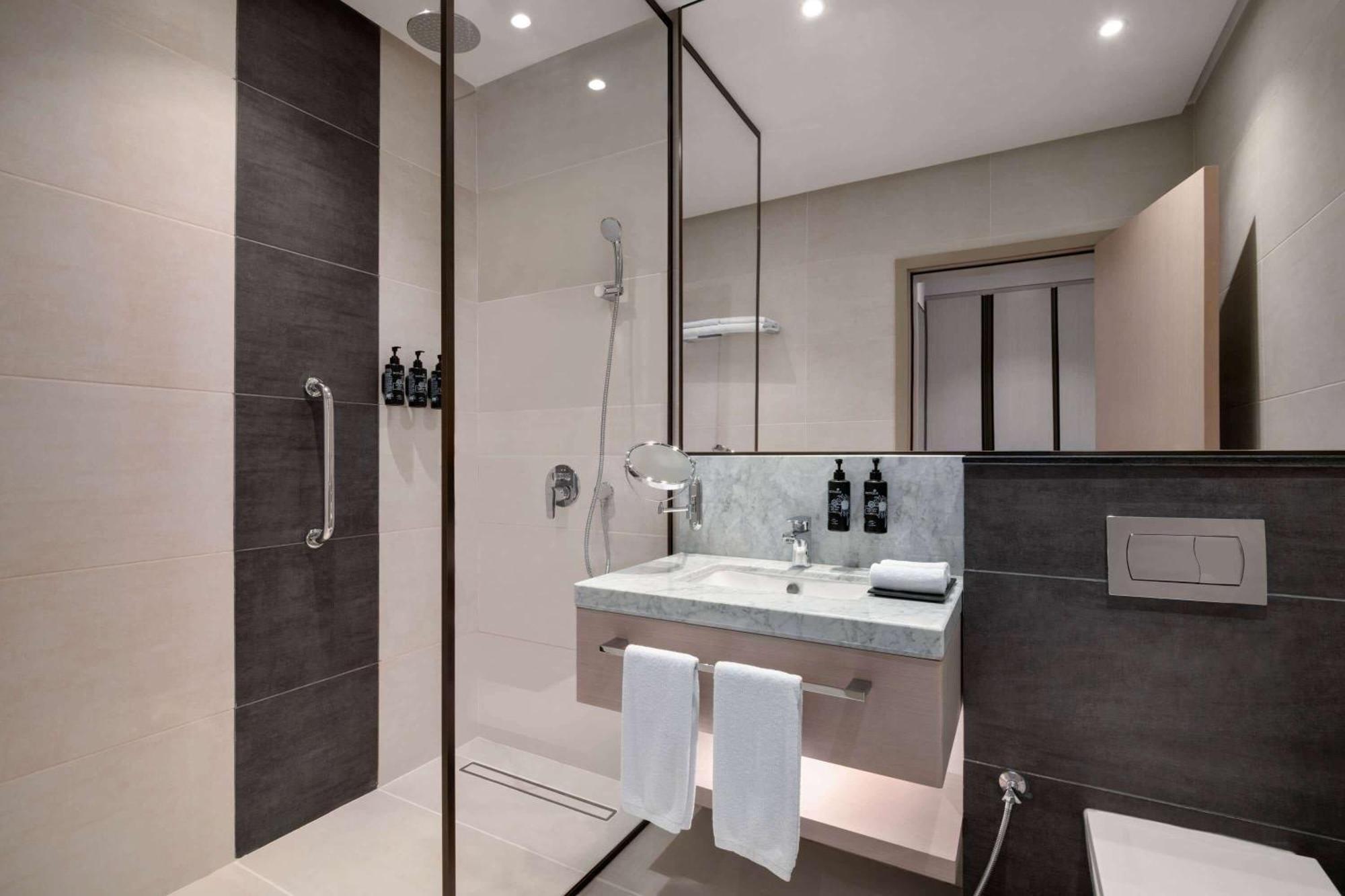 Ramada By Wyndham Riyadh King Fahd Road Eksteriør billede Bathroom