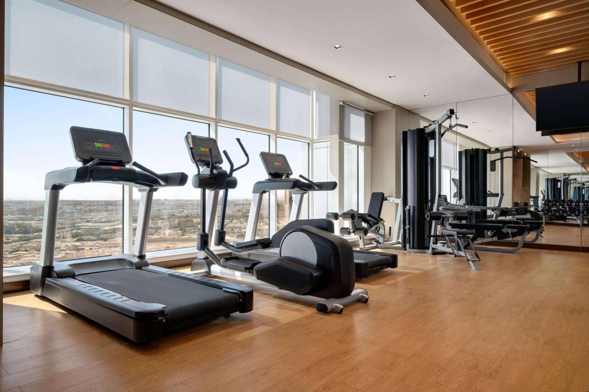 Ramada By Wyndham Riyadh King Fahd Road Eksteriør billede A gym at a hotel